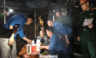 Mang hòm phiếu đến tận nhà cử tri già yếu, đau ốm