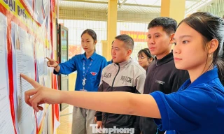 Tuổi trẻ Nghệ An ghé từng xóm nhỏ, tới từng bản xa mang thông tin tuyên truyền bầu cử