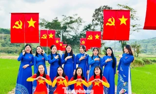 Nữ đoàn viên duyên dáng trong Tuần lễ Áo dài mừng ngày 8/3