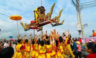 Màn tung kiệu và cướp lộc ở ngôi đền thiêng nhất Nghệ An