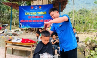Tuổi trẻ Nghệ An vào bản làng cắt tóc miễn phí cho trẻ em vui xuân đón Tết