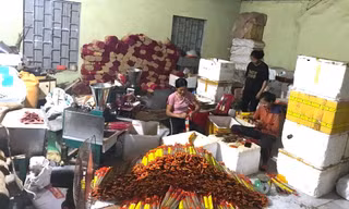 Làng nghề hương trầm rộn ràng vào vụ Tết