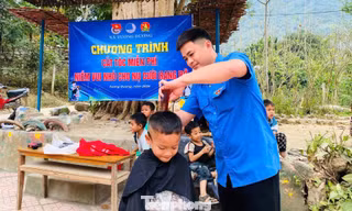 Tuổi trẻ Nghệ An vào bản làng cắt tóc miễn phí cho trẻ em vui xuân đón Tết