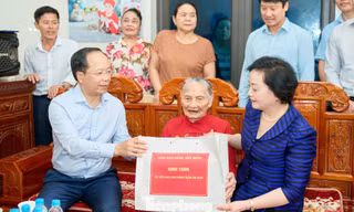 Phó Thủ tướng Phạm Thị Thanh Trà thăm, tặng quà Mẹ Việt Nam Anh hùng