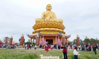 Cầu an dưới chân tượng Phật lớn nhất Bắc Trung Bộ