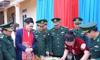 'Xuân Biên phòng ấm lòng dân bản' lan tỏa hơi ấm Tết nơi phên dậu Tổ quốc
