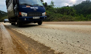 Quốc lộ 15 xuống cấp, chi chít ổ gà, ổ voi