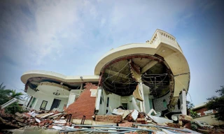 Loạt villa đổ gục do bão số 10.