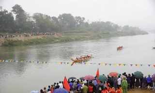 Người dân đứng kín bờ sông xem đua thuyền