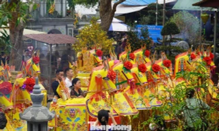 Ngựa giấy 'khủng' xếp kín sân chờ đốt ở đền Chợ Củi