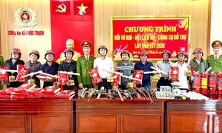 Người dân mang vũ khí đến trụ sở công an đổi bánh chưng, quà Tết