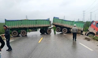 Va chạm với xe đầu kéo, hai người phụ nữ đi xe máy tử vong