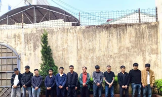 Triệt phá sới bạc trong trại lợn, khởi tố 17 đối tượng