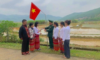 Tổ công tác Biên phòng bản Rào Tre "đi từng ngõ, gõ từng nhà" tuyên truyền để mỗi cử tri hiểu rõ quyền và nghĩa vụ của mình.