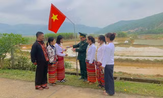 Tổ công tác Biên phòng bản Rào Tre "đi từng ngõ, gõ từng nhà" tuyên truyền để mỗi cử tri hiểu rõ quyền và nghĩa vụ của mình.