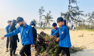 Tuổi trẻ Hà Tĩnh ra quân làm sạch biển, sẵn sàng vào mùa du lịch