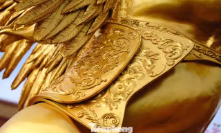 Linh vật ngựa vàng cao 2 m 