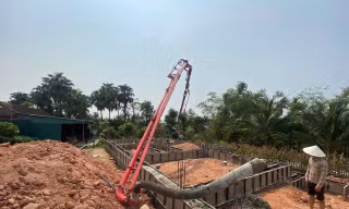 Xe bơm bê tông gặp sự cố, thợ xây tử vong