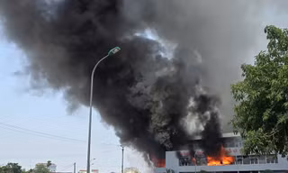 Toà nhà trưng bày gỗ 3 tầng bốc cháy dữ dội giữa nắng nóng 40°C