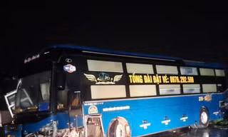 Xe khách và ô tô con tông nhau, cao tốc ùn tắc suốt hai giờ đồng hồ