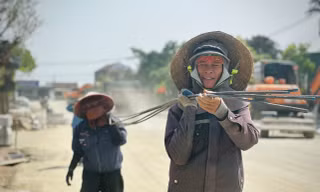 Lao động mưu sinh giữa nắng nóng 40 độ