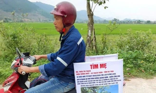 Mẹ mất tích, con trai dán thông báo lên xe máy rong ruổi tìm kiếm
