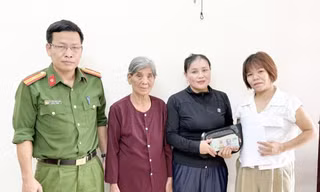 Nhặt được tiền, hai mẹ con đến công an trình báo