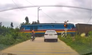 Hai nữ sinh liều lĩnh vượt gác chắn khi tàu lao tới, thoát nạn trong gang tấc