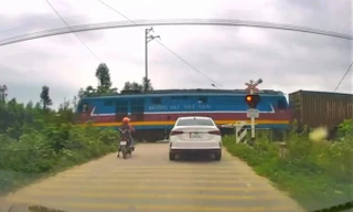Hai nữ sinh liều lĩnh vượt gác chắn khi tàu lao tới, thoát nạn trong gang tấc