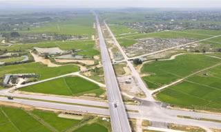 Dù đang trong quá trình sửa chữa song phương tiện vẫn qua lại bình thường.