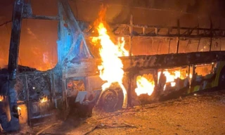 CLIP: Xe khách bất ngờ bốc cháy ngùn ngụt trên cao tốc qua Hà Tĩnh