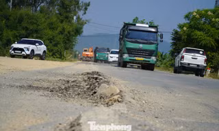 Bất an trên tuyến đường ‘oằn mình’ gánh xe tải