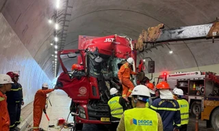 Ba ô tô va chạm tại hầm Đèo Bụt, cao tốc Bắc Nam bị ách tắc