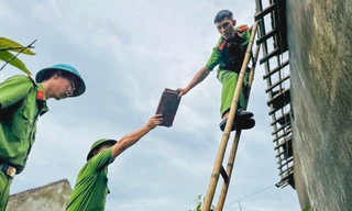 Công an, bộ đội 'đội mưa' lợp lại nhà, dọn dẹp giúp dân sau bão số 5