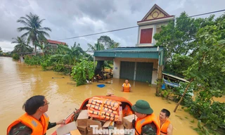 Nhiều nhà ở Thanh Hóa ngập sâu 2 mét, bộ đội bơi xuồng tiếp tế nhu yếu phẩm