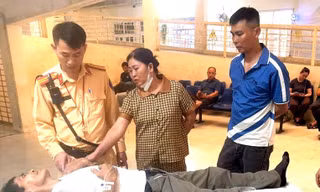 CSGT Thanh Hoá 'mở đường' đưa người đàn ông đột quỵ đến bệnh viện