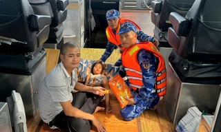 Vụ cứu hai cha con trôi dạt 13 giờ trên biển: Lời kể của người cha