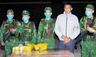 Bắt kẻ vận chuyển 32 bánh heroin