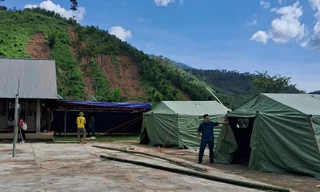 Dựng lều dã chiến, sơ tán người dân vùng xung yếu trước giờ bão Bualoi đổ bộ