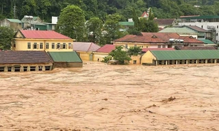 Nước sông Nậm Mộ qua xã Mường Xén dọc Quốc lộ 7 dâng cao từ chiều 22/7 đến rạng sáng nay khiến nhiều nhà dân ven sông ngập sâu, một số nhà bị cuốn trôi.