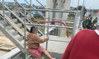 Giải cứu thai phụ leo ra lan can cầu đòi tự tử 