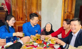 Tuổi trẻ Quảng Trị nấu cơm tất niên ấm áp bên các Mẹ Việt Nam anh hùng