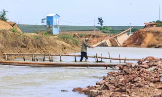 Lũ cuốn sập cầu ở Thanh Hóa, người dân dựng cầu khỉ vượt sông, học sinh đi vòng 8km đến trường