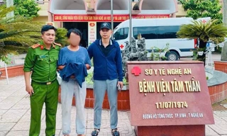 Khống chế người đàn ông cầm dao đe dọa người đi đường