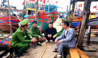 'Gõ cửa từng nhà, xuống từng thuyền' tuyên truyền ngư dân bầu cử