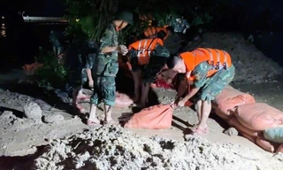 Nước sông Hoạt tràn qua bờ đê, hàng trăm người cứu đê trong đêm