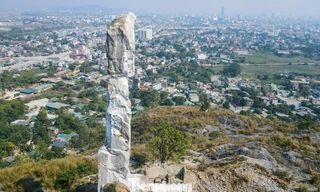 Hình hài hòn Vọng Phu sau khi được tu bổ 17 tỷ đồng