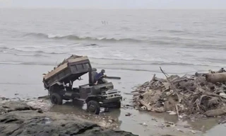 Đánh ô tô chở rác ra bờ biển nổi tiếng đổ giữa ban ngày 