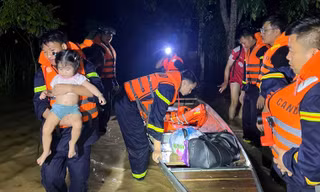 Đoàn viên, lực lượng vũ trang giúp người dân 'chạy lũ'