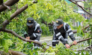 Cảnh sát cơ động giúp người dân Nghệ An, Hà Tĩnh khắc phục hậu quả sau bão